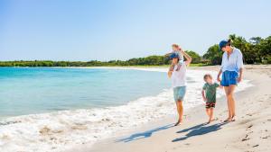辛加东卡洲际斐济高尔夫度假村及Spa酒店的全家在海滩上散步