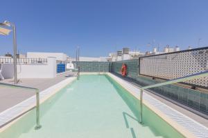 加的斯Soho Boutique Cádiz的建筑物屋顶上的游泳池