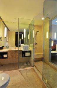 杭州杭州武林万怡酒店的带淋浴和盥洗盆的浴室