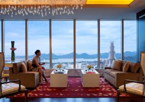 杭州杭州JW万豪酒店的坐在一张沙发上,坐在一个大窗户的房间的女人