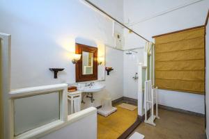 伯蒂亚拉Neemrana's - Baradari Palace的一间带水槽和镜子的浴室