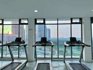 努沙再也The Elysia Suites的窗户前设有两个跑步机的健身房