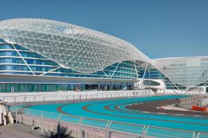 阿布扎比W Abu Dhabi - Yas Island的一座带弧形屋顶和游泳池的大型建筑