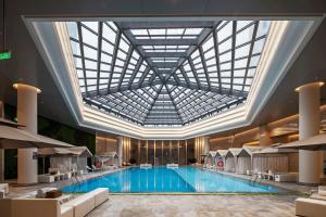 杭州杭州君尚云郦酒店的大型游泳池设有大型天花板