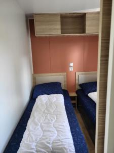 劳雷尔苏格Tussen ´Zee & Meer´的一间卧室配有两张床和一张双层床。