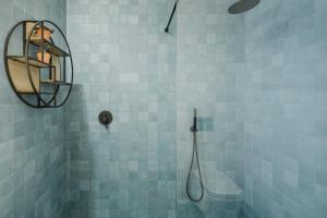 卡洛福泰BassaMarea - Una sorpresa in Centro storico的带淋浴的浴室(带灯具)