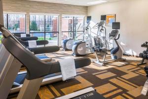 拉戈Courtyard Largo Medical Center Drive的健身房设有数台跑步机和有氧运动器材