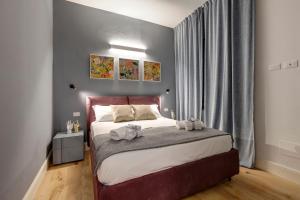 佛罗伦萨Mamo Florence - Aperol & Spritz Apartments的一间卧室设有一张床和一个窗口
