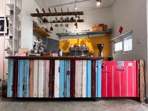 北港镇177北港馆民宿的厨房里配有五颜六色冰箱的柜台