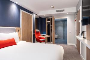 安特卫普Holiday Inn Express Antwerp - City Centre, an IHG Hotel的一间酒店客房 - 带一张床和一间浴室