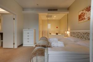 纳尔瓦约埃苏Noorus SPA Hotel的一间卧室配有一张大床和大镜子