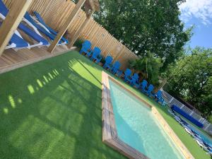 利梅伊THITOME的庭院内带蓝色椅子的游泳池