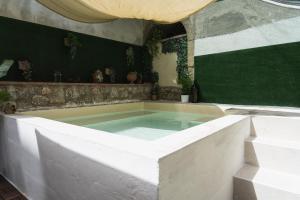 圣泰雷萨迪里瓦B&B Portosalvo的客房内的热水浴池