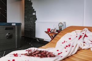 ŠtrigovaMY HOME ADDL的一间卧室,配有一张红色的床