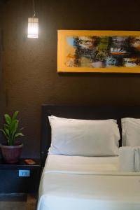 长滩岛懒汉食宿酒店的一间卧室配有一张壁画床