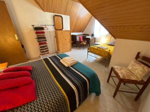 普洛戈la vallee的一间卧室,卧室内配有一张床和一把椅子