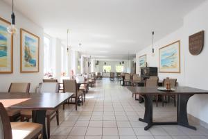劳滕塔尔Historisches Hotel Rathaus的用餐室配有桌椅