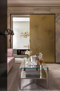 威尼斯Nolinski Venezia - Evok Collection的客厅配有玻璃咖啡桌