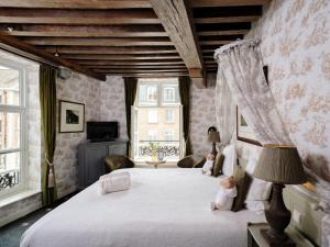 布鲁日Hotel Ter Brughe by CW Hotel Collection的卧室配有2个睡床娃