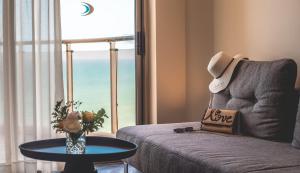 荷兹利亚丹尼尔荷兹利亚酒店的带沙发、桌子和窗户的客厅