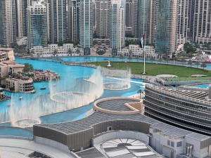 迪拜OSTAY -Address Dubai Mall - The Residence的一座高楼城市的大型喷泉
