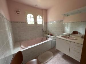 普洛戈la vallee的带浴缸和盥洗盆的浴室