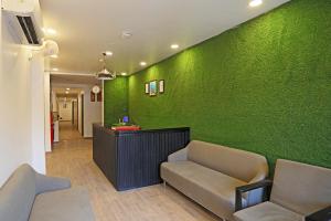 新德里Hotel Silver Velvet "Britannia Chowk- Couple Friendly Local ID Accepted"的一间设有绿色墙壁的等候室