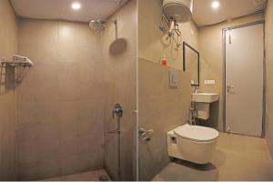 新德里Hotel Silver Velvet "Britannia Chowk- Couple Friendly Local ID Accepted"的带淋浴、卫生间和盥洗盆的浴室