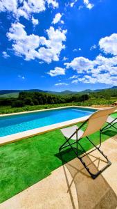 El Pla de ManlleuCasa Rural Cal Martí的屋顶上的游泳池