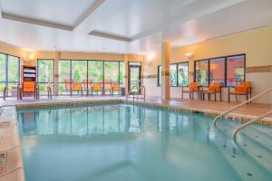 威克斯巴勒威尔克斯万怡酒店 - 巴里竞技场的一座配有桌椅的酒店游泳池