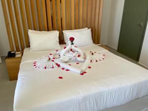 阿克罗蒂里VILLA DI CAPO - Santorini Old Winery Luxury Villas的一张带毛巾和心的白色床