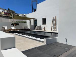 阿克罗蒂里VILLA DI CAPO - Santorini Old Winery Luxury Villas的一座带游泳池和房子的白色房子