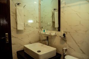 加德满都Hotel Black Diamond - Inside Airport的白色的浴室设有水槽和镜子