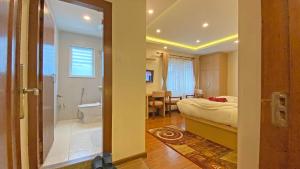 加德满都Hotel Malati的一间卧室设有一张床和一间浴室。