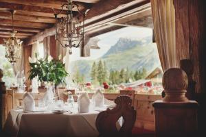 莱赫阿尔贝格Burg Hotel Oberlech的山景用餐室