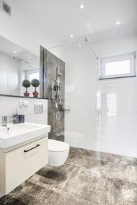 贡斯基Apartment NeWA的白色的浴室设有卫生间和淋浴。