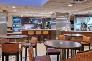 哥伦布哥伦布市区万怡酒店的一间带桌椅的餐厅和一间酒吧