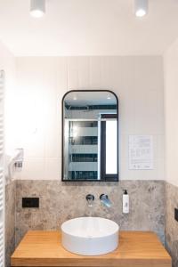 GhigoHotel SALEI的一间带水槽和镜子的浴室