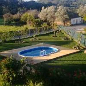 蒙希克Studio with shared pool enclosed garden and wifi at Monchique的享有庭院游泳池的顶部景色