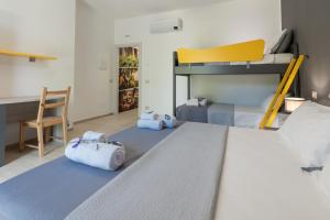 奥菲达Agriturismo San Nicolino的一间卧室配有两张双层床和一张书桌