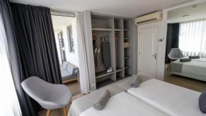 美洲海滩Coral Suites & Spa - Adults Only的一间卧室配有一张床和镜子