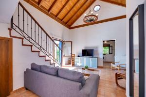 奥亨Casa rural entre Ojén y Marbella的带沙发和楼梯的客厅