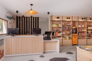 勒格劳德阿格德Beach Resort Agde的一家杂货店,有柜台和药剂师
