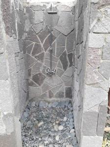 波特尔堡Baranko Villa的石墙中的卵石淋浴