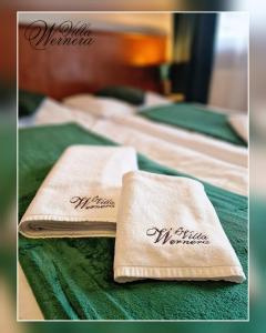 斯克拉斯卡波伦巴沃尔奈拉别墅水疗酒店的三张床,带毛巾