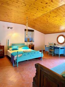 圣安德烈亚Relax tra Monferrato & Langhe的一间卧室设有一张大床和木制天花板