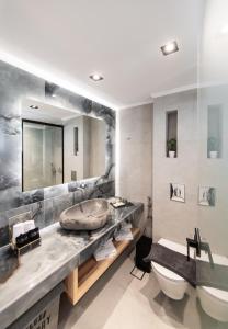 雷夫卡达镇Solvio Boutique Hotel & Spa的一间带水槽和大镜子的浴室