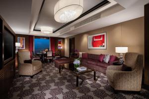 澳门澳门金沙酒店的客厅配有沙发、椅子和桌子