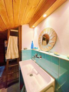 圣安德烈亚Relax tra Monferrato & Langhe的一间带水槽和镜子的浴室