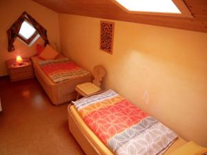 巴特欣德朗Haus Auerhahn的一间小卧室,配有两张床和窗户